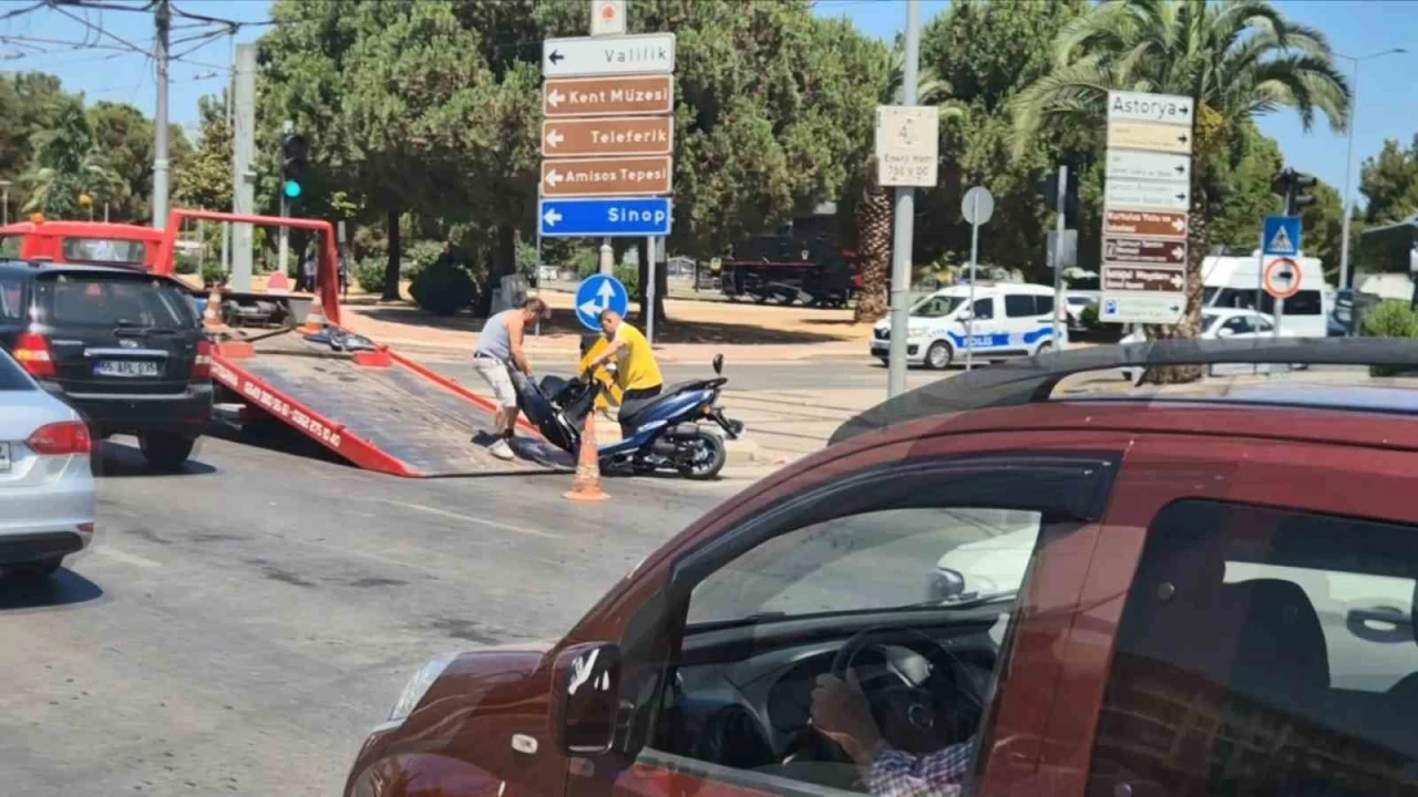Motosiklet ile otomobil &ccedil;arpıştı
