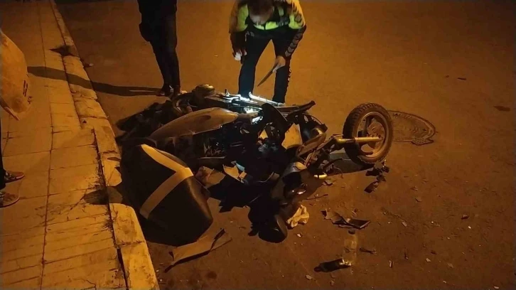 Motosiklet ile otomobil &ccedil;arpıştı: 2 yaralı
