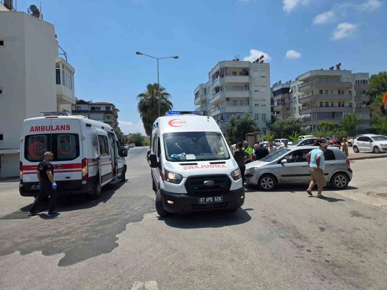Motosiklet ile otomobil &ccedil;arpıştı: 2 yaralı
