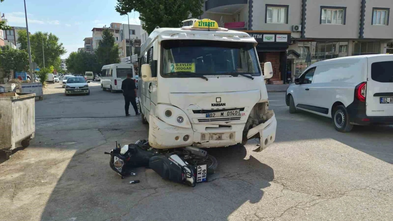 Motosiklet ile şehir i&ccedil;i minib&uuml;s &ccedil;arpıştı: 1 yaralı
