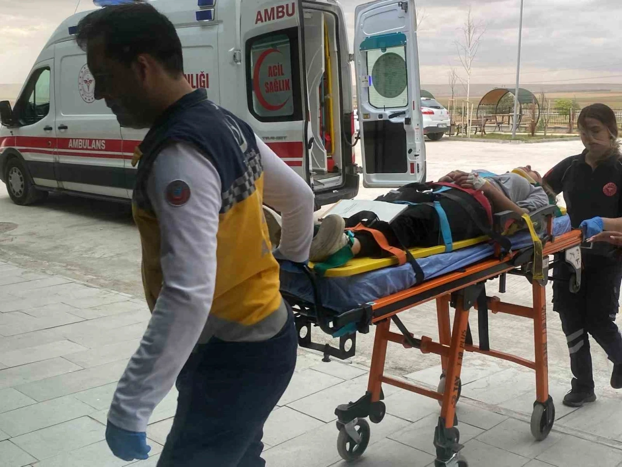 Motosiklet kaldırıma çarptı: 2 yaralı
