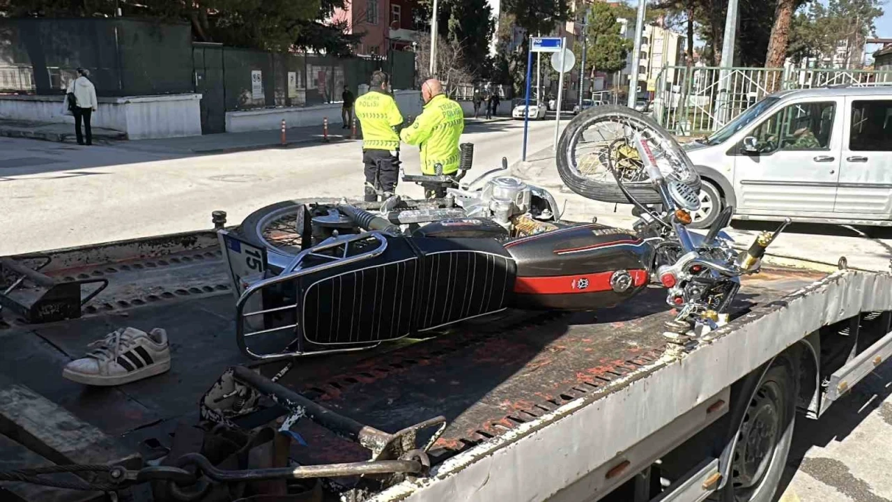 Motosiklet kavşağa kontrols&uuml;z girerek otomobile &ccedil;arptı: 1&rsquo;i ağır 2 yaralı
