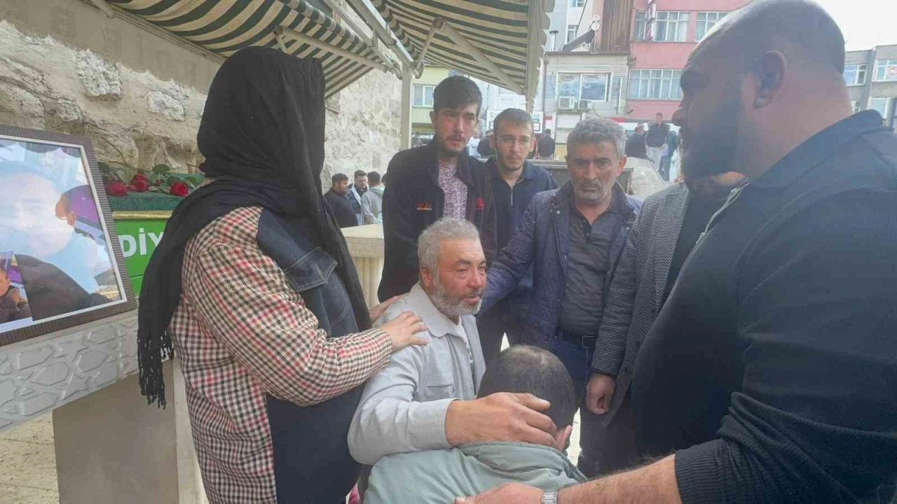 Motosiklet kazasında hayatını kaybeden genç, gözyaşlarıyla son yolculuğuna uğurlandı
