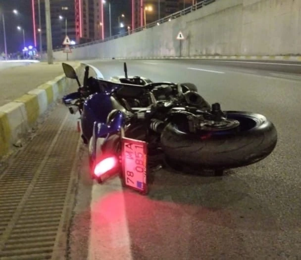 Motosiklet kazasında &Uuml;rd&uuml;nl&uuml; 2 gen&ccedil; hayatını kaybetti
