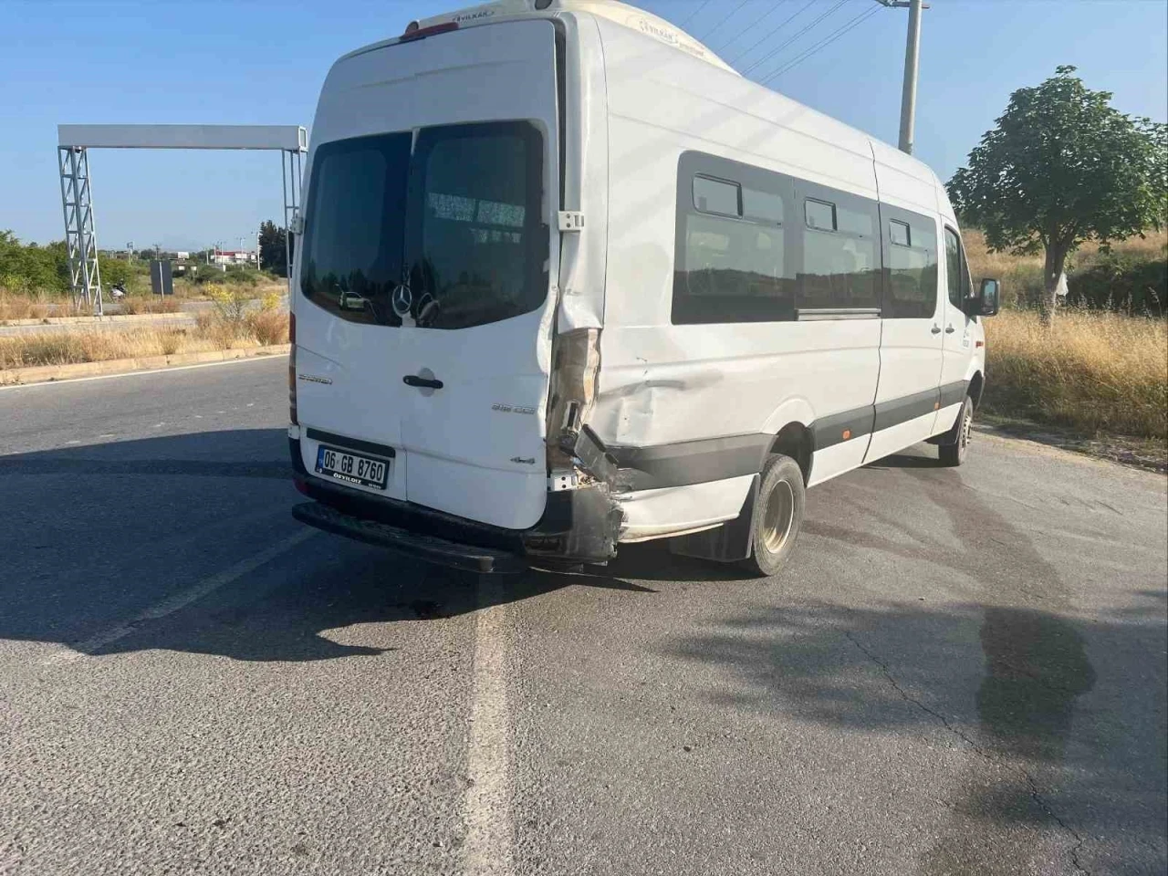 Motosiklet minibüse çarptı, sürücü ağır yaralandı
