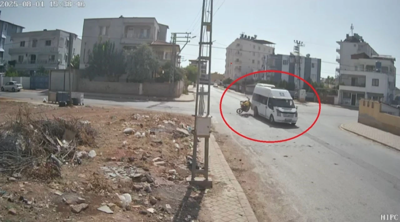 Motosiklet, minibüse ok gibi saplandı
