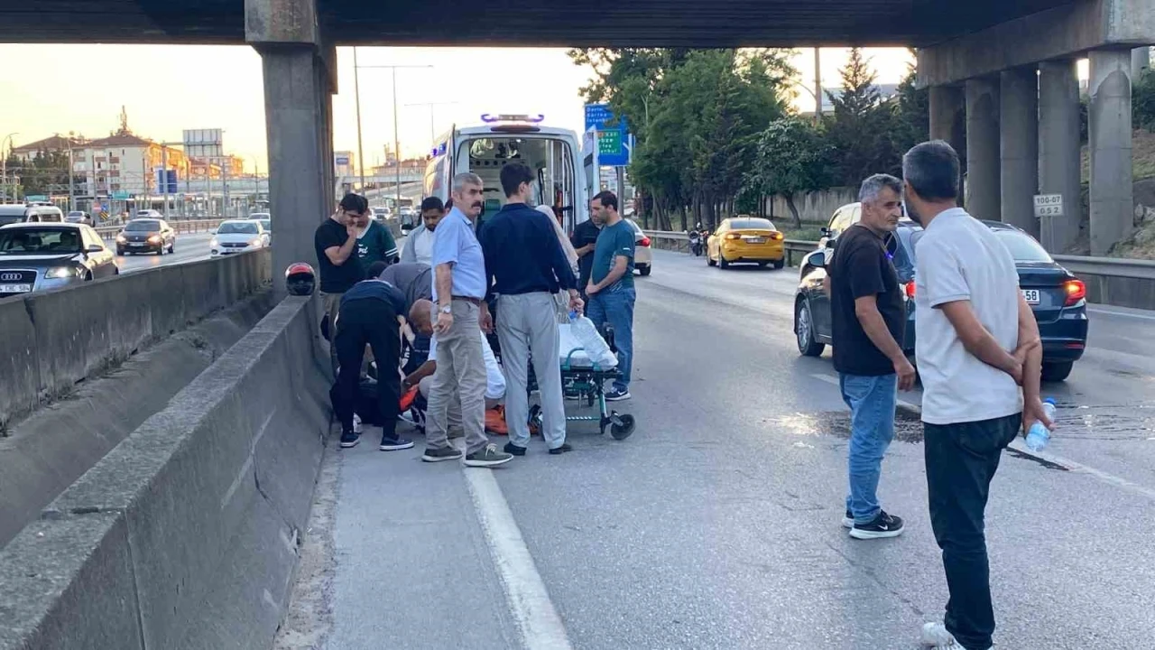 Motosiklet otomobile &ccedil;arptı: S&uuml;r&uuml;c&uuml; ağır yaralandı
