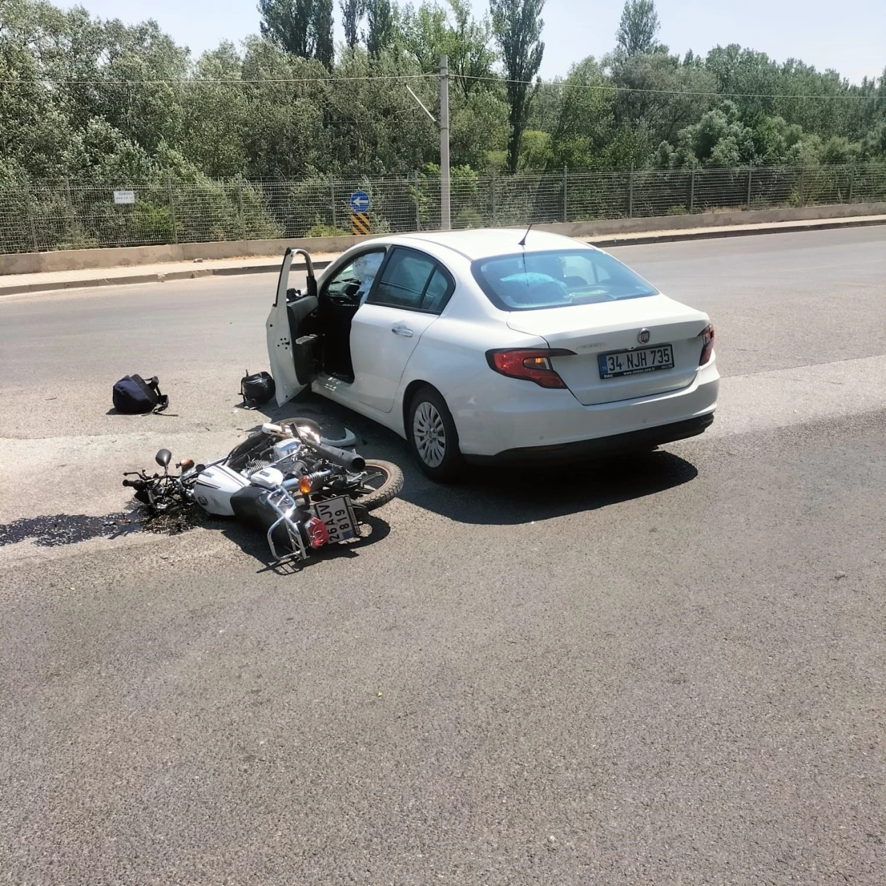 Motosiklet, otomobille çarpıştı: 1 yaralı
