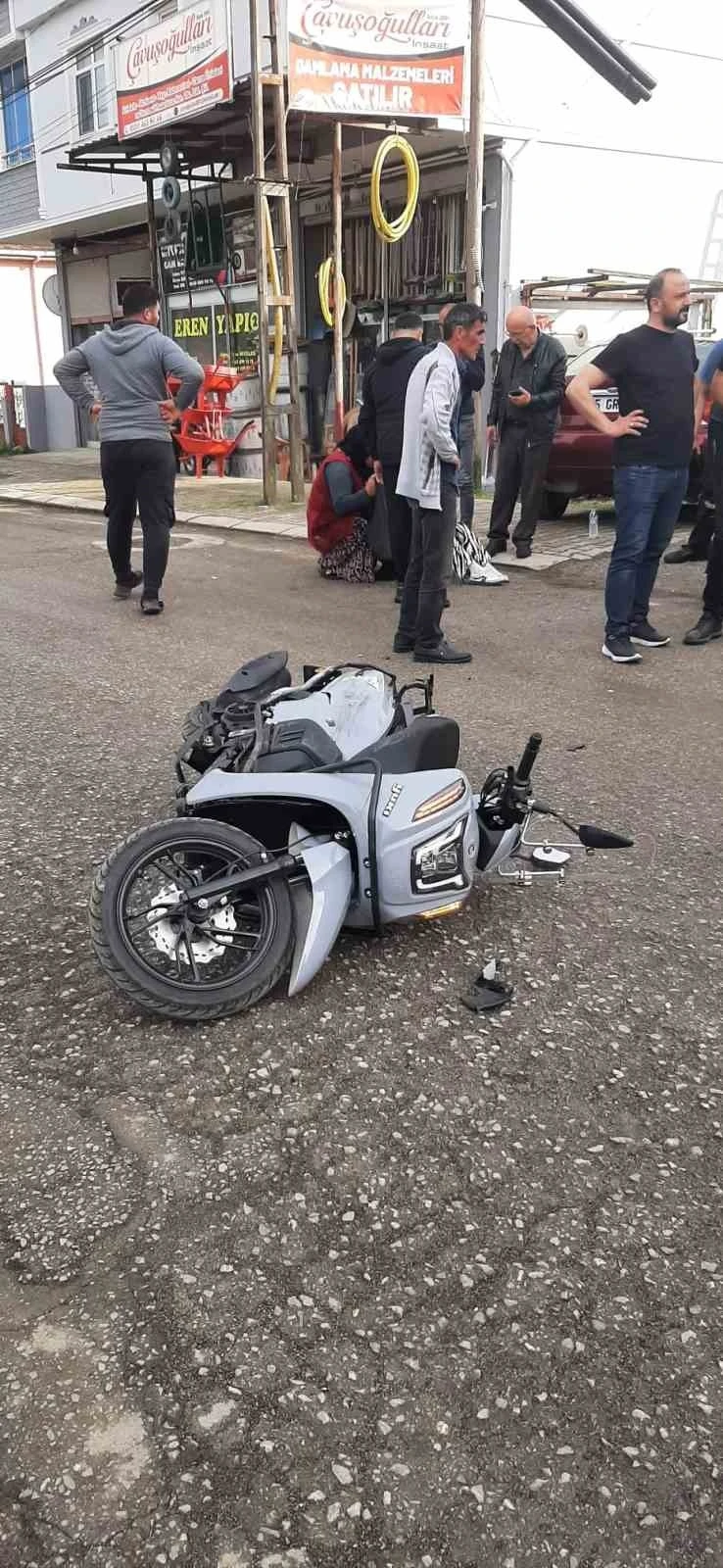 Motosiklet, park halindeki otomobile çarptı: 1 yaralı
