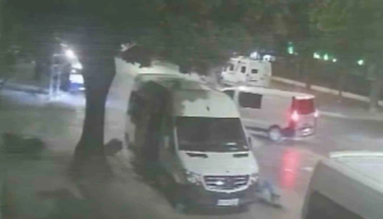 Motosiklet s&uuml;r&uuml;c&uuml;lerinin ağır yaralandığı kazanın g&uuml;venlik kamerası ortaya &ccedil;ıktı
