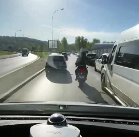 Motosiklet sürücüsü ambulansın yolunu böyle açtı
