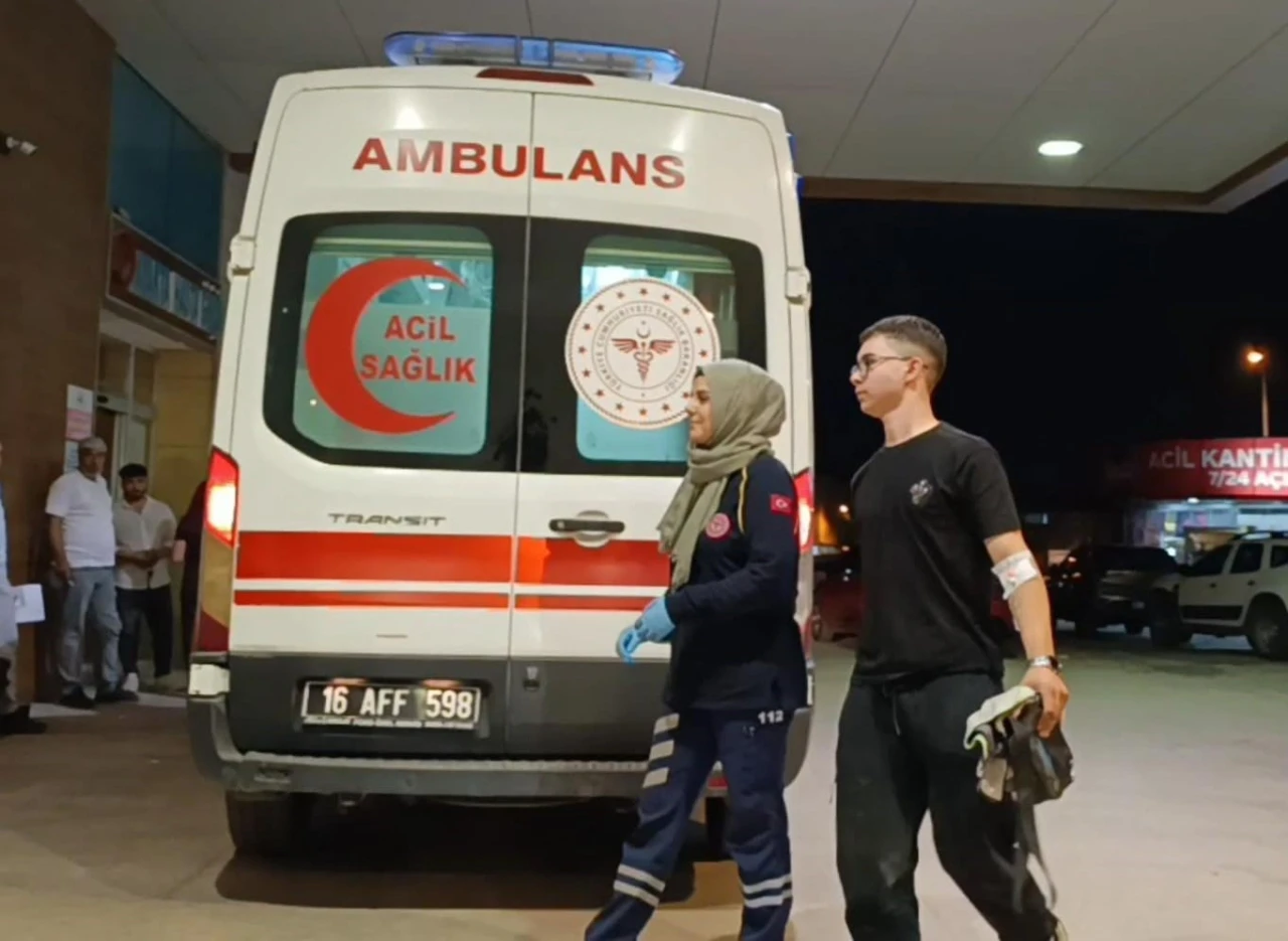 Motosiklet sürücüsü aracın altına girdi: 1 yaralı

