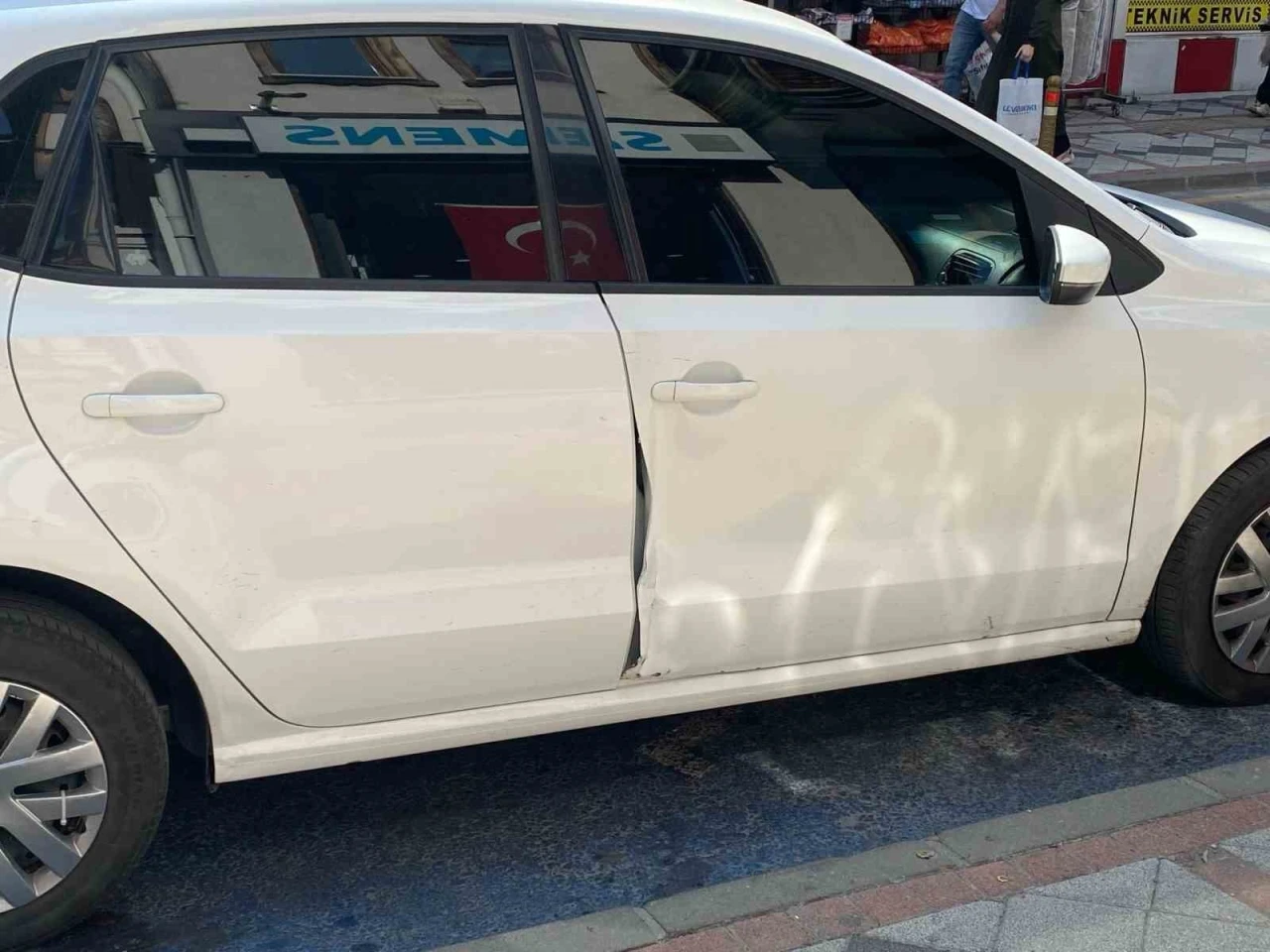 Motosiklet sürücüsü, otomobilin açılan kapısına çarptı
