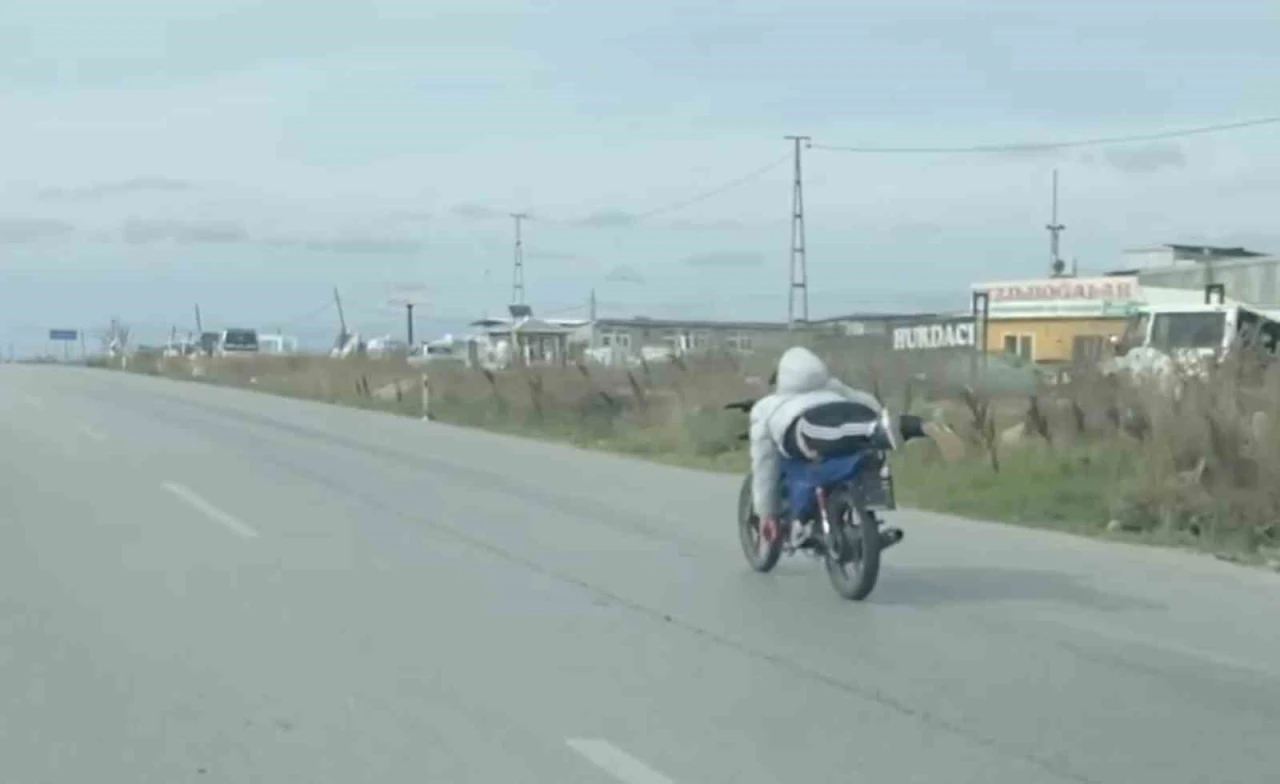 Motosiklet sürücüsü trafik kurallarına meydan okudu
