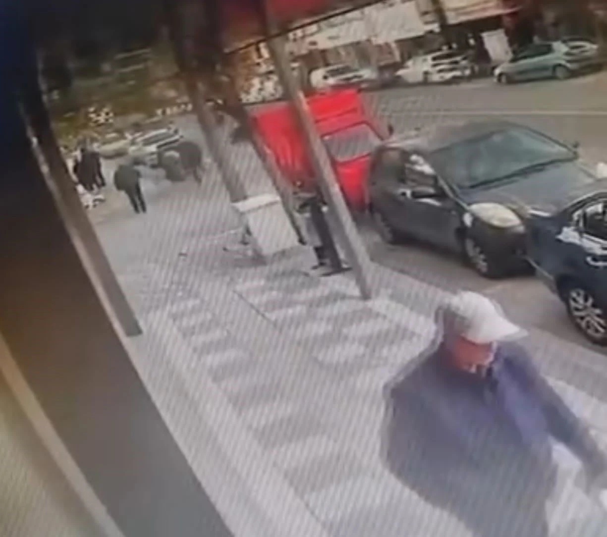 Motosiklet sürücüsünün ağır yaralandığı kaza güvenlik kamerasında