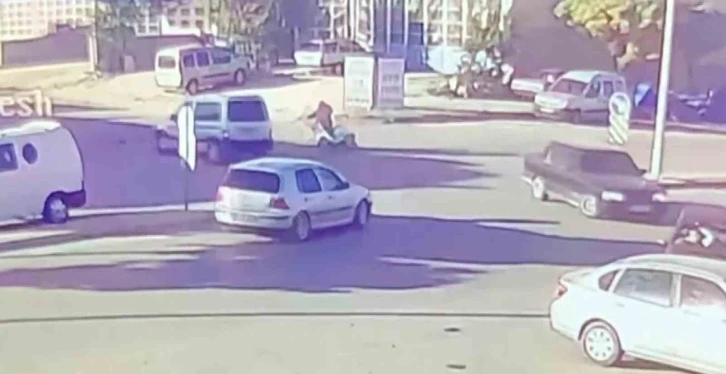 Motosiklet s&uuml;r&uuml;c&uuml;s&uuml;n&uuml;n &ouml;l&uuml;mden d&ouml;nd&uuml;ğ&uuml; an kameraya yansıdı
