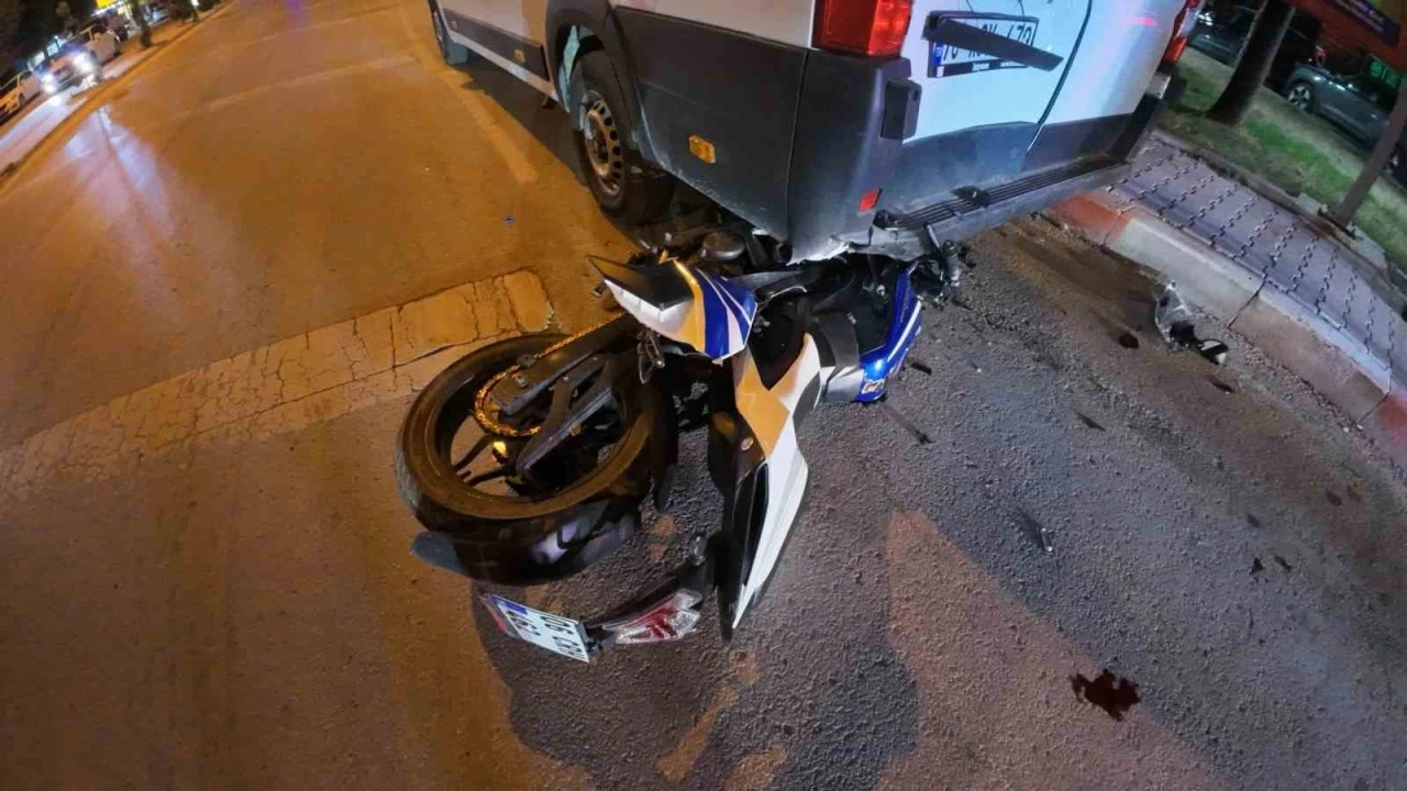 Motosiklet s&uuml;r&uuml;c&uuml;s&uuml;n&uuml;n &ouml;l&uuml;mden d&ouml;nd&uuml;ğ&uuml; kaza kamerada
