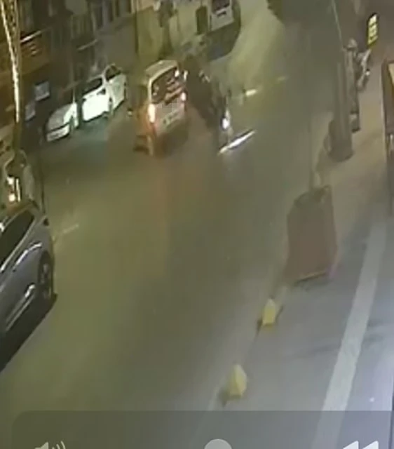 Motosiklet sürücüsünün takla attığı kaza güvenlik kamerasına yansıdı

