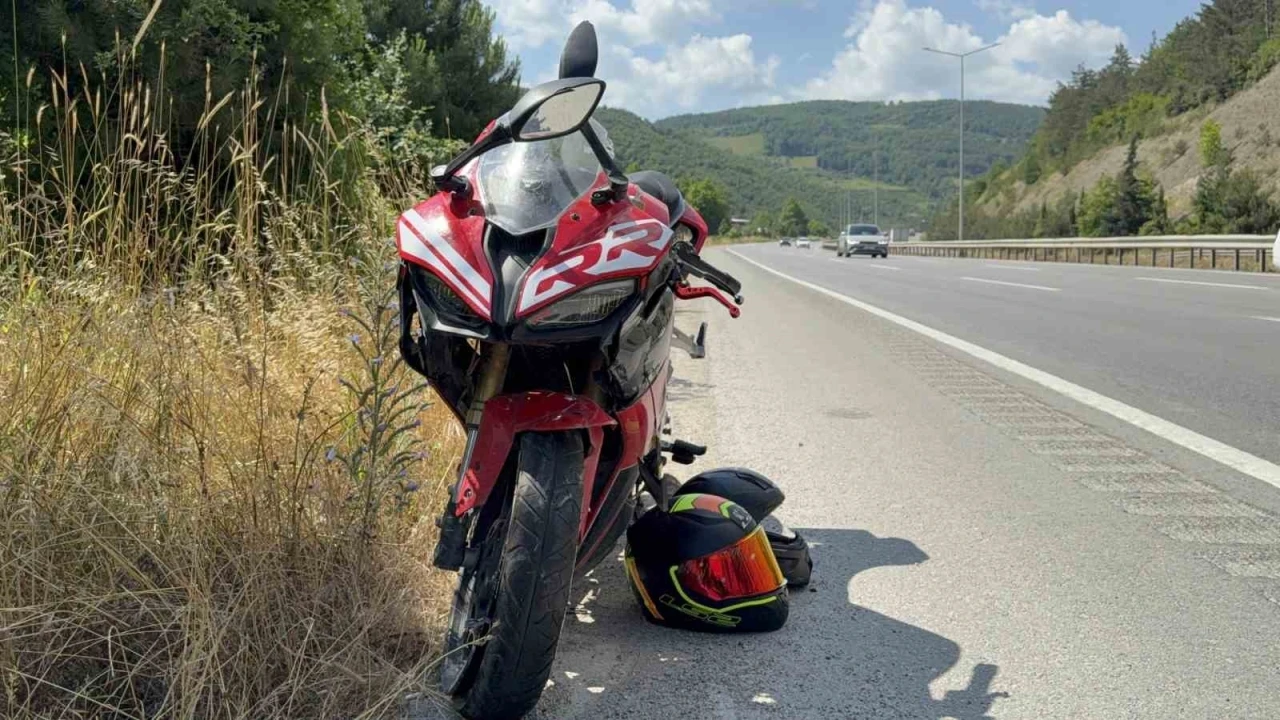 Motosiklet tıra arkadan &ccedil;arptı: 2 yaralı
