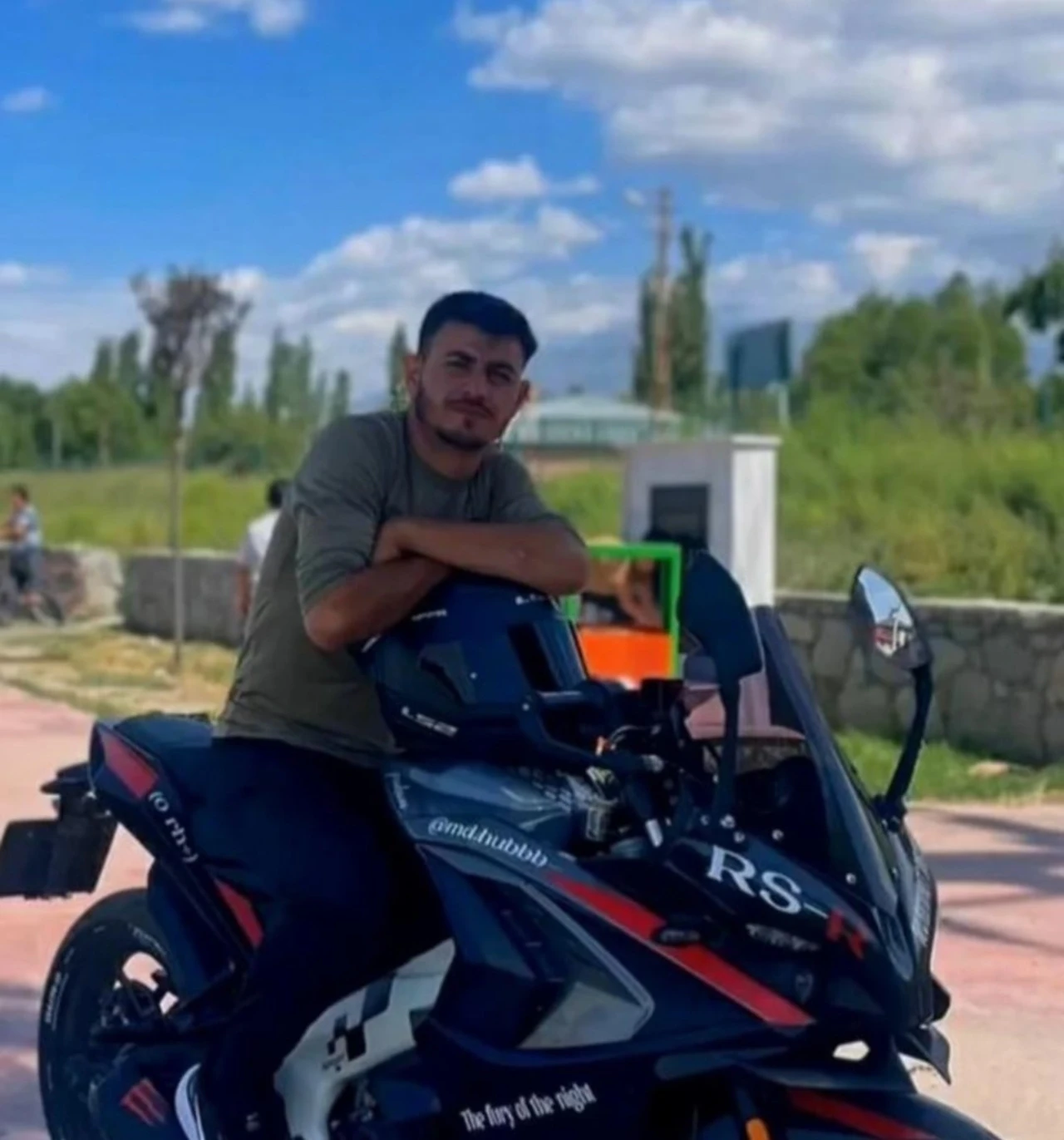 Motosiklet traktöre arkadan çarptı: 1 ölü

