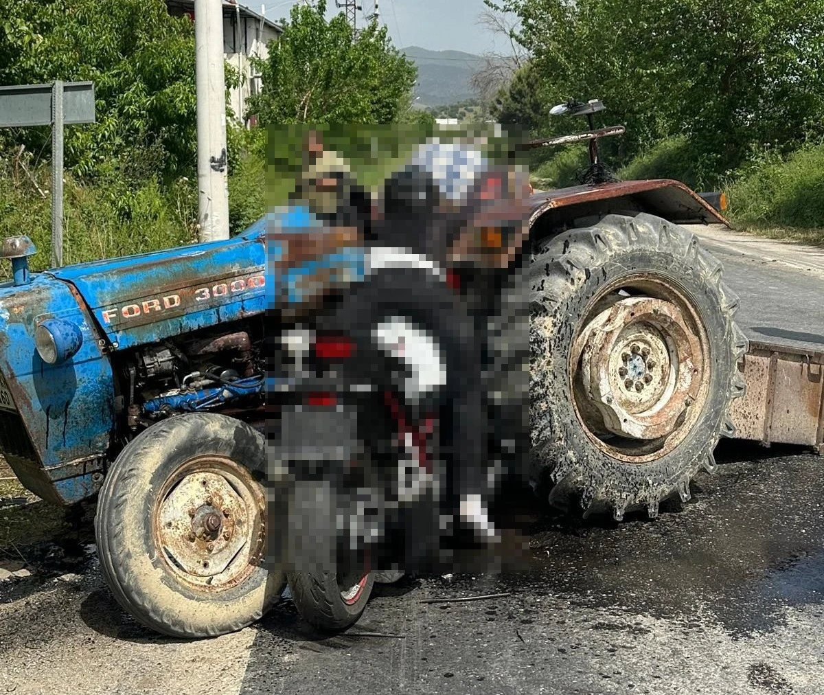 Motosiklet traktöre ok gibi saplandı: 3 ölü
