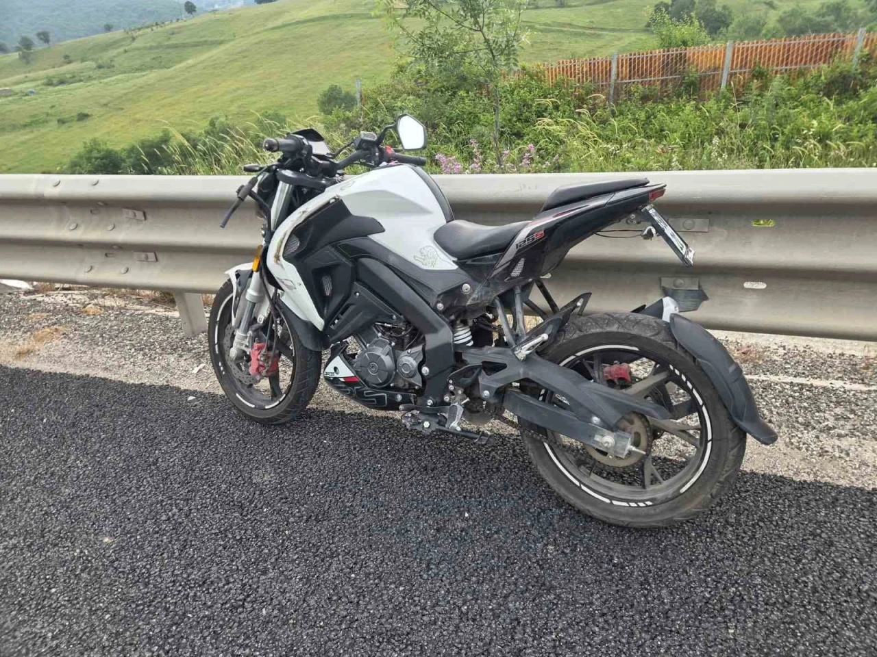 Motosiklet virajda savruldu s&uuml;r&uuml;c&uuml; ağır yaralı
