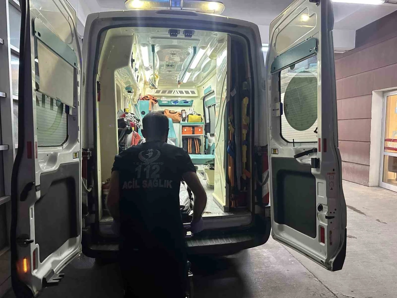 Motosiklet yayaya çarptı: 1’i ağır 2 yaralı
