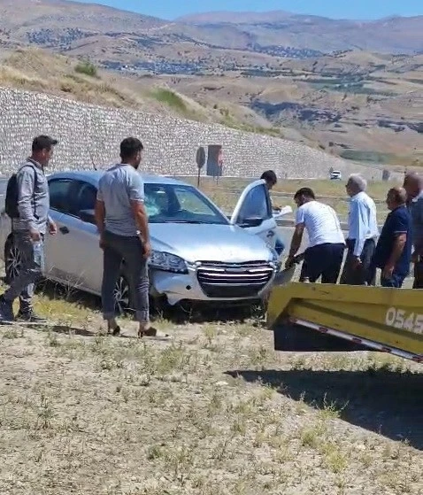 Motosiklete &ccedil;arpmamak i&ccedil;in manevra yapınca kaza yaptı: 1 yaralı
