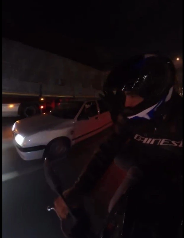 Motosiklete yandan çarpan araç, yoluna bir şey olmamış gibi devam etti
