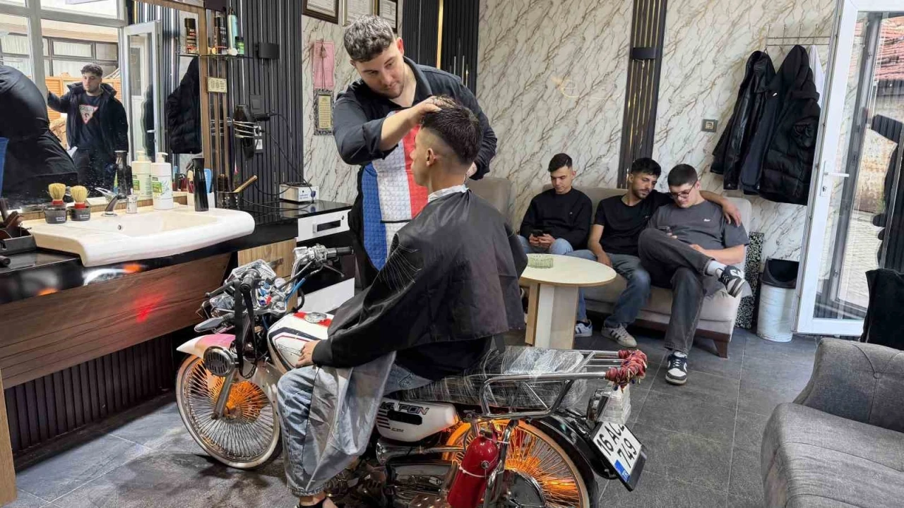 Motosikleti berber koltuğuna d&ouml;n&uuml;şt&uuml;rd&uuml;, gen&ccedil;ler sıraya girdi
