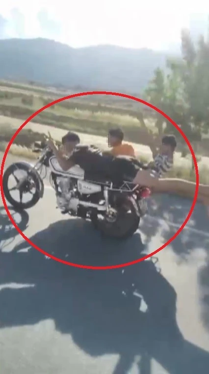 Motosikleti üzerine yatarak sürdü, yanındaki 2 kişinin de canını hiçe saydı

