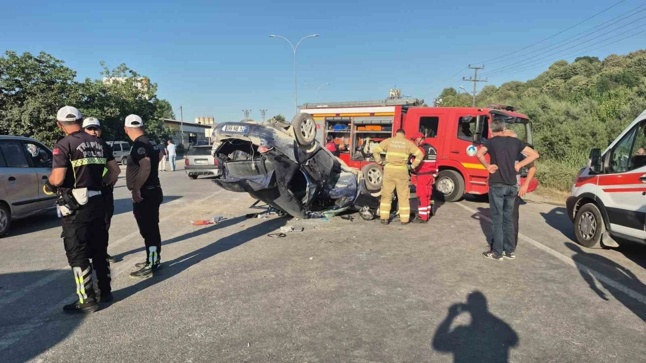 Motosikletin &ccedil;arptığı otomobil devirildi: 4 yaralı
