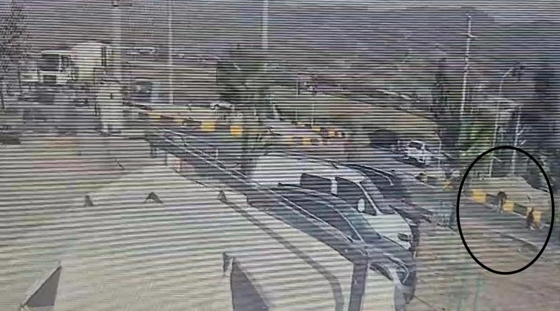 Motosikletin çarptığı yaya metrelerce havaya uçtu