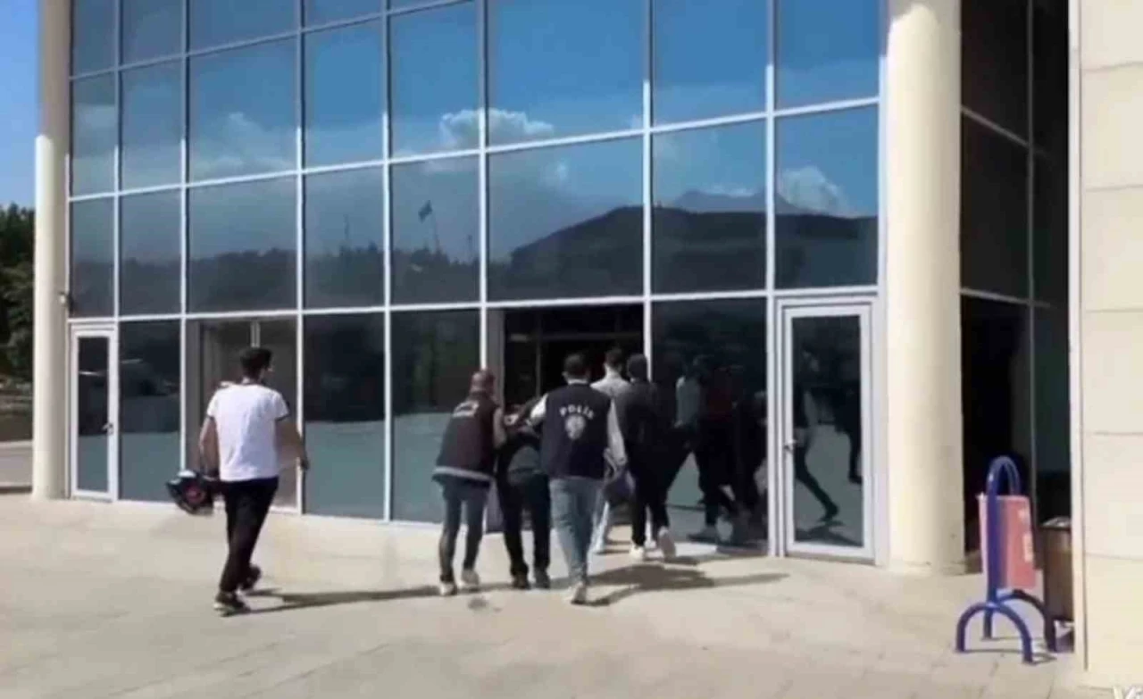 Motosikletin plakasını bantlayarak kadınları taciz eden şahıs yakalandı
