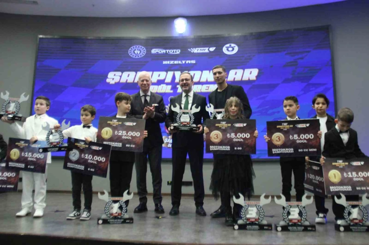 Motosikletin şampiyonları kupalarına İzmir&rsquo;de kavuştu
