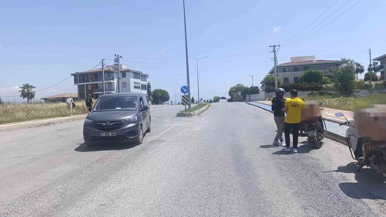 Motosikletiyle hafif ticari araca çarptı: 1 yaralı
