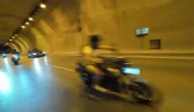 Motosikletli gence &ccedil;arpıp kask kamerası g&ouml;r&uuml;nt&uuml;lerinin silindiği iddiası
