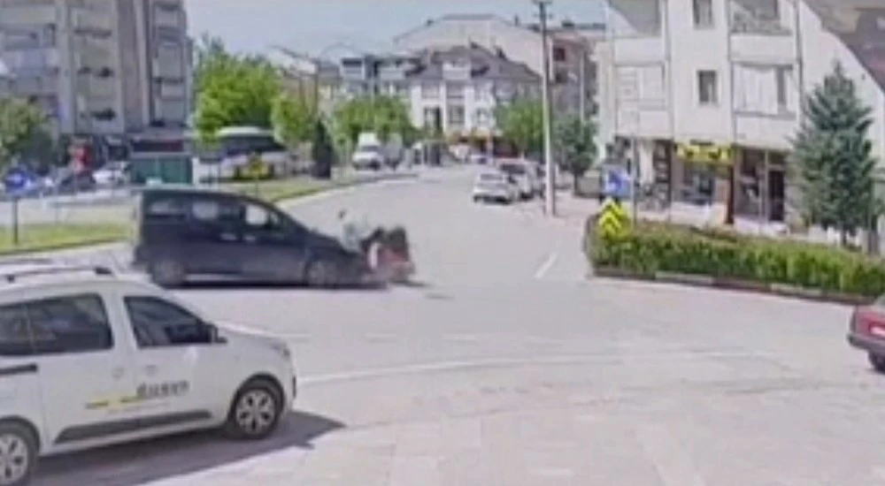 Motosikletli muhtarın karıştığı kaza kamerada
