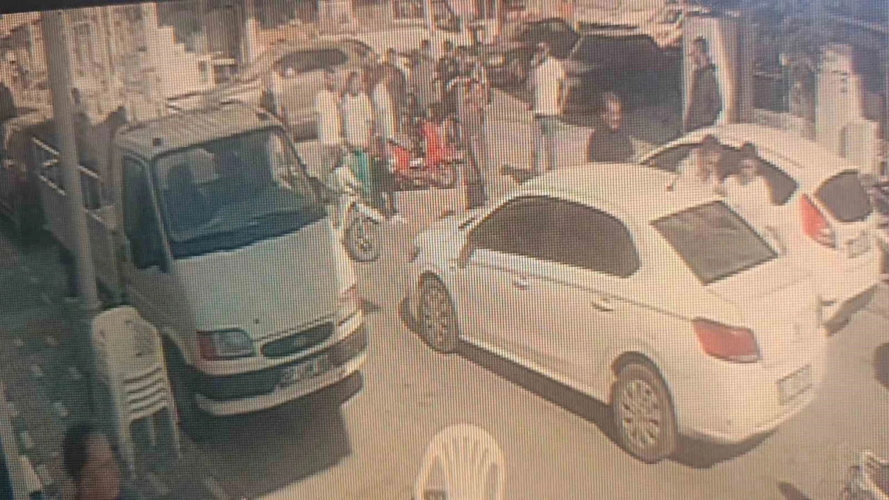 Motosikletli, önüne çıkan motosiklete çarpmamak isterken yola savruldu

