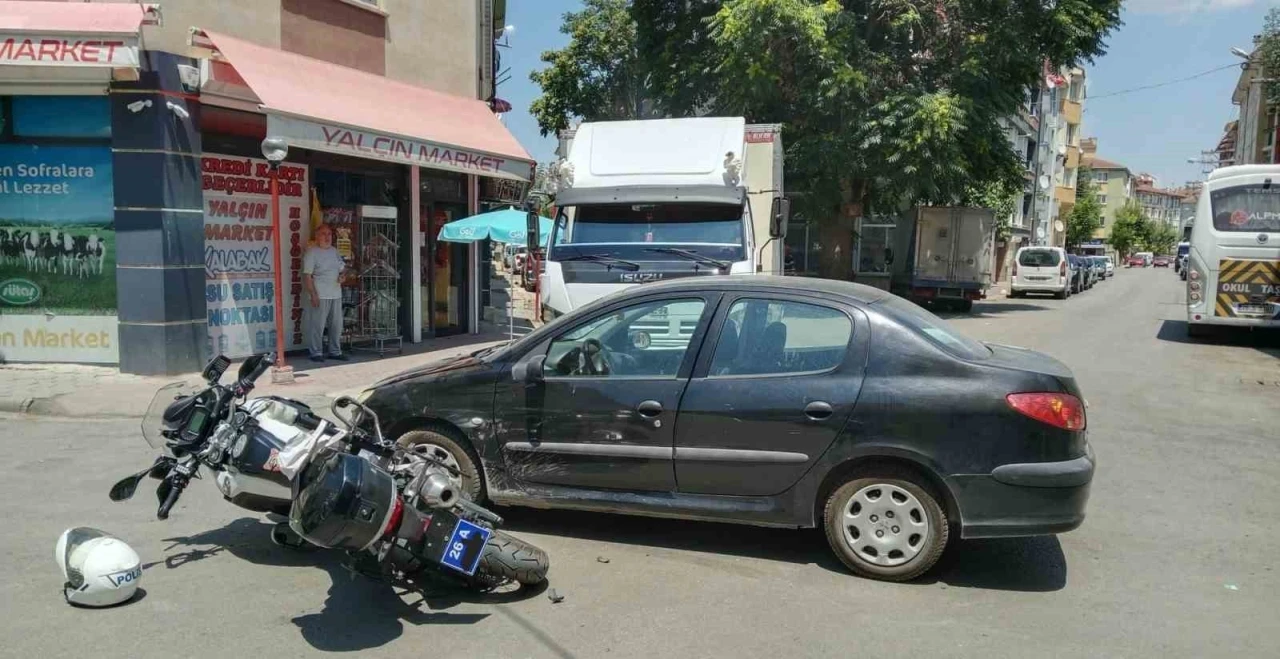 Motosikletli polise aracına otomobil çarptı

