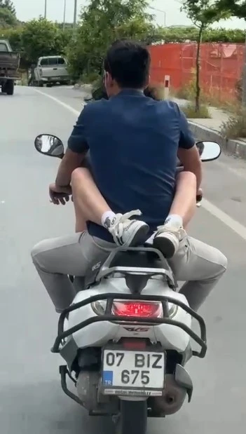 Motosiklette kucağında yolcu taşıyan sürünce 32 bin TL ceza
