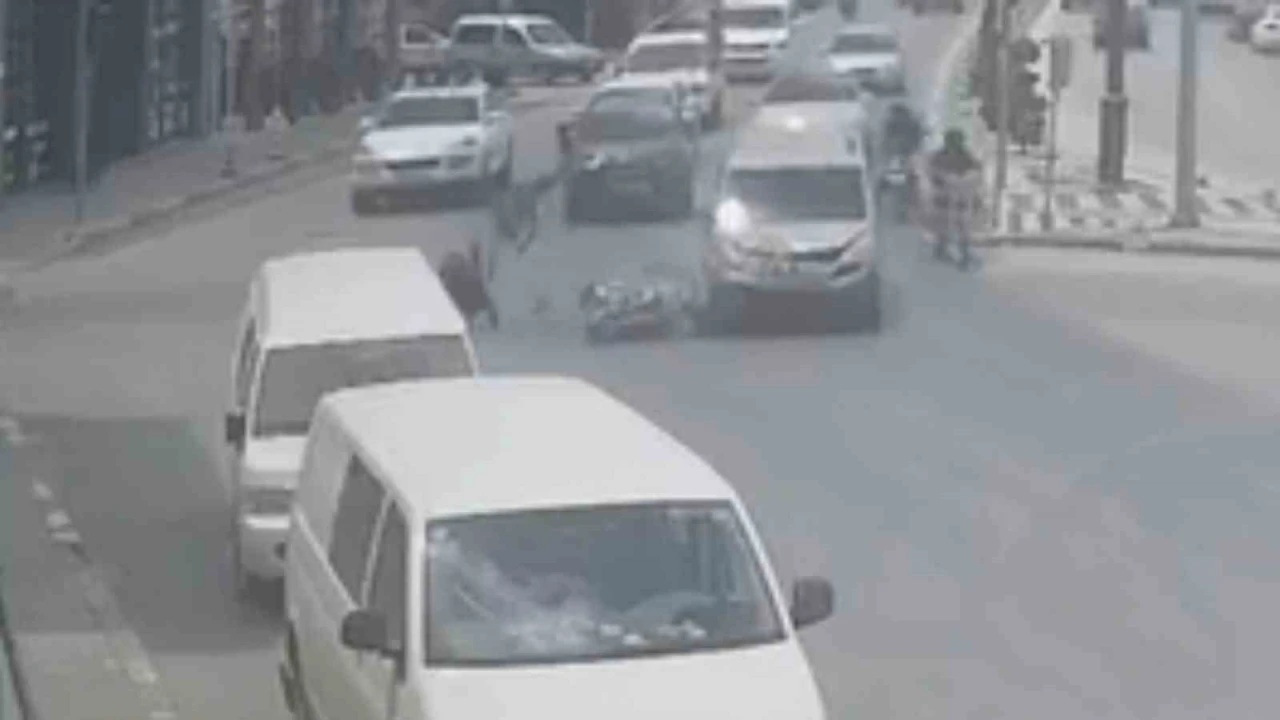 Motosikletteki 2 kişinin &ouml;l&uuml;mden d&ouml;nd&uuml;ğ&uuml; kaza kamerada
