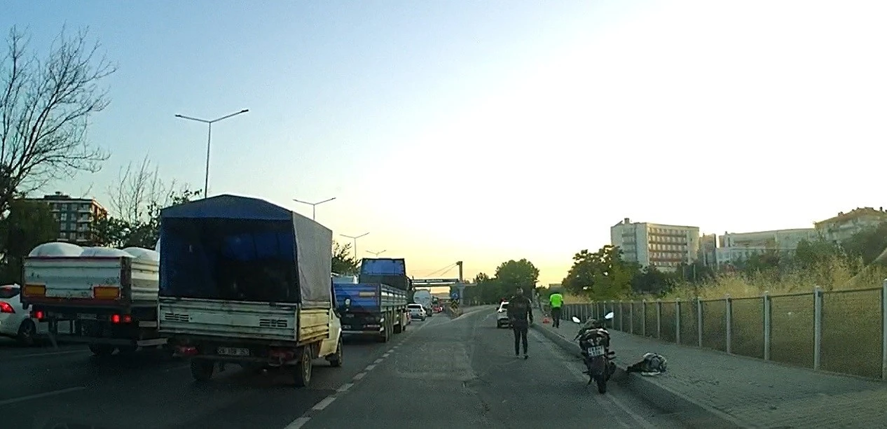 Motosikletten d&uuml;şen kadın s&uuml;r&uuml;c&uuml; yaralandı
