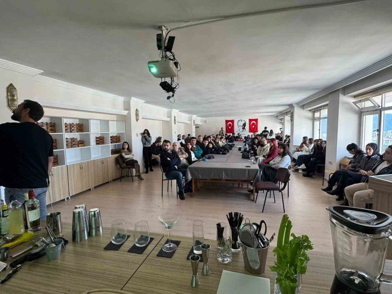 MSK&Uuml;&rsquo;de turizm sekt&ouml;r&uuml;nde i&ccedil;ecek hazırlanması alanında uygulamalı eğitim
