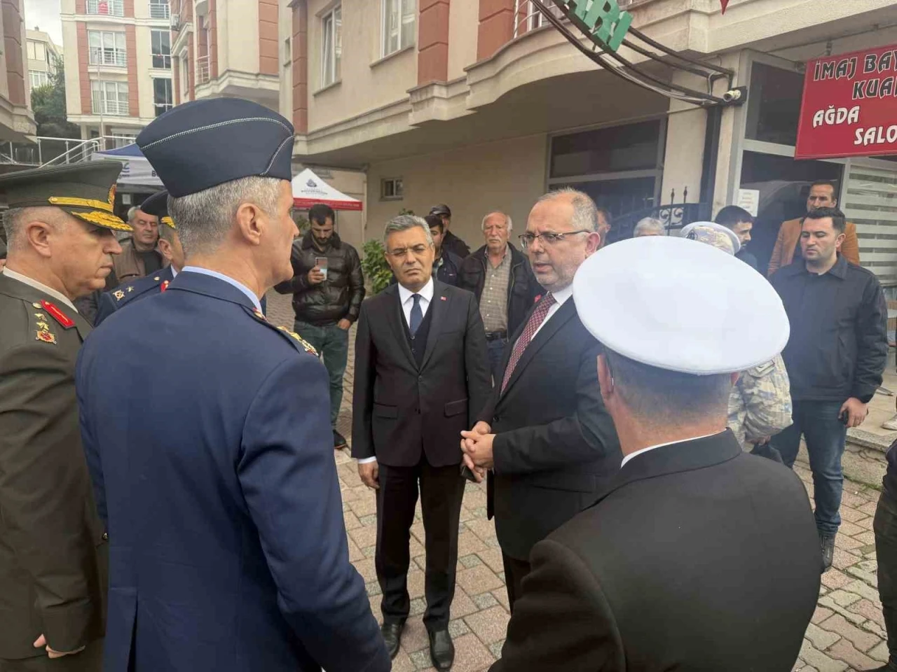 MSÜ Rektörü Prof. Dr. Erhan Afyoncu şehit ailesini ziyaret etti: &quot;Fedakarlıkla çalışan çok sevdiğimiz bir komutanımızdı&quot;
