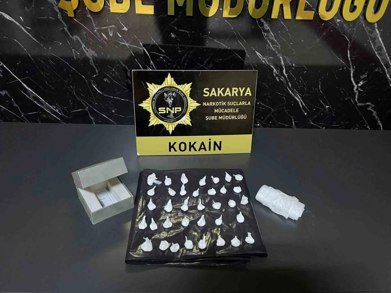 M&uuml;cevher kutusundan 38 par&ccedil;a kokain &ccedil;ıktı: 1 tutuklama
