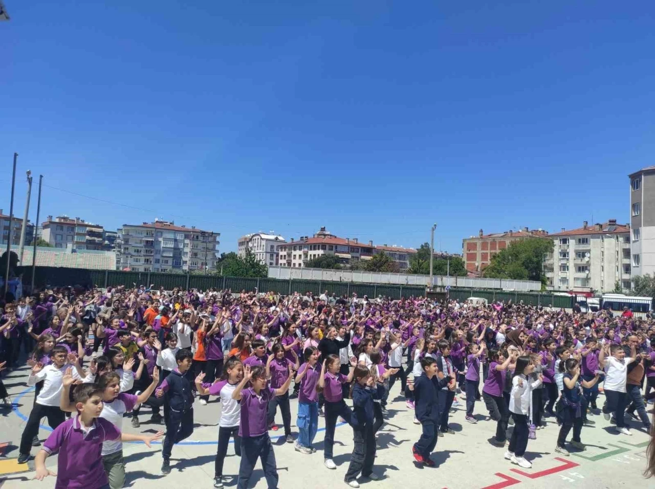 Mudanya’da 820 öğrenci zumba yaptı
