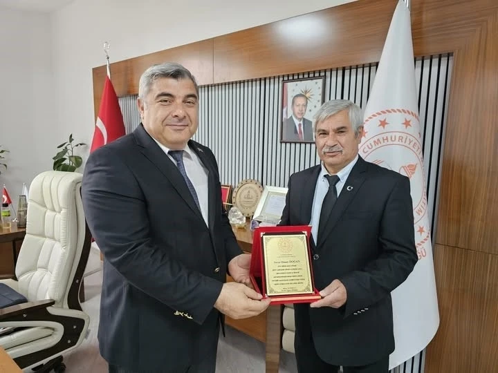 Müdür Sünnetci’den emekli eğitimciye anlamlı plaket
