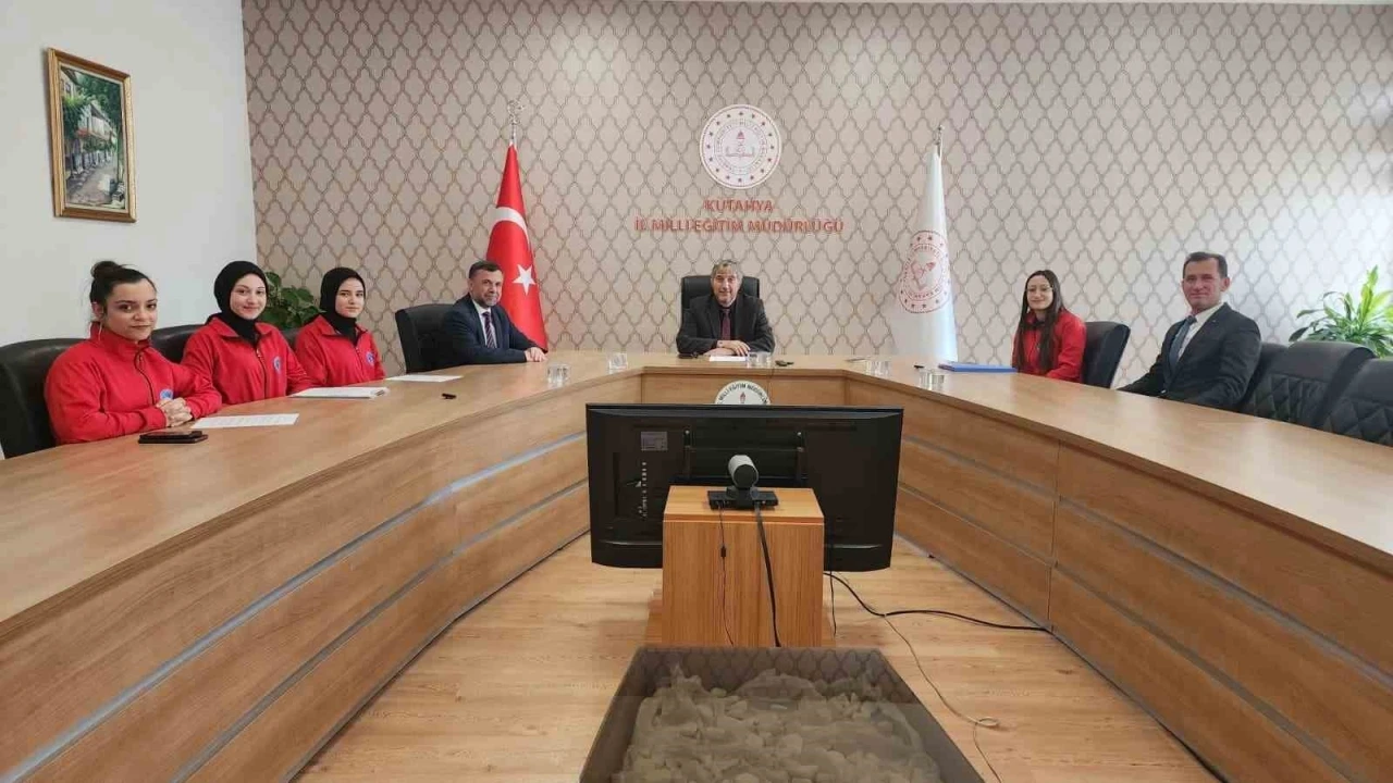 M&uuml;d&uuml;r Yılmaz: "Anaların izinde, babaların g&ouml;lgesinde, &ouml;ğretmenlerin rehberliğinde y&uuml;r&uuml;y&uuml;n"
