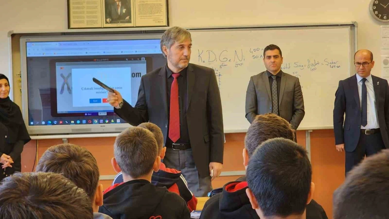 Müdür Yılmaz: "Çocuklarımıza birey olmayı öğretirken onları ailelerinden koparmayalım"

